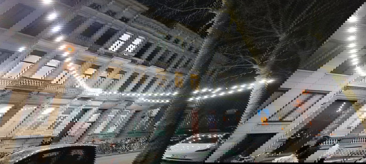 התרגשות בעיירה החסידית לקראת ביקורו הראשון של האדמו"ר מארה"ב