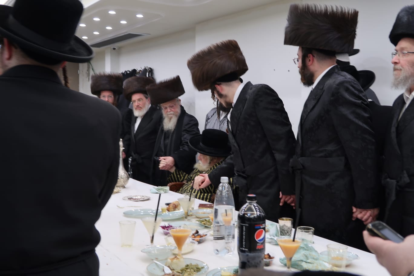 האדמו"ר מתולדות אברהם יצחק ב'שבע ברכות' לרגל שמחת בית נגיד החסידות