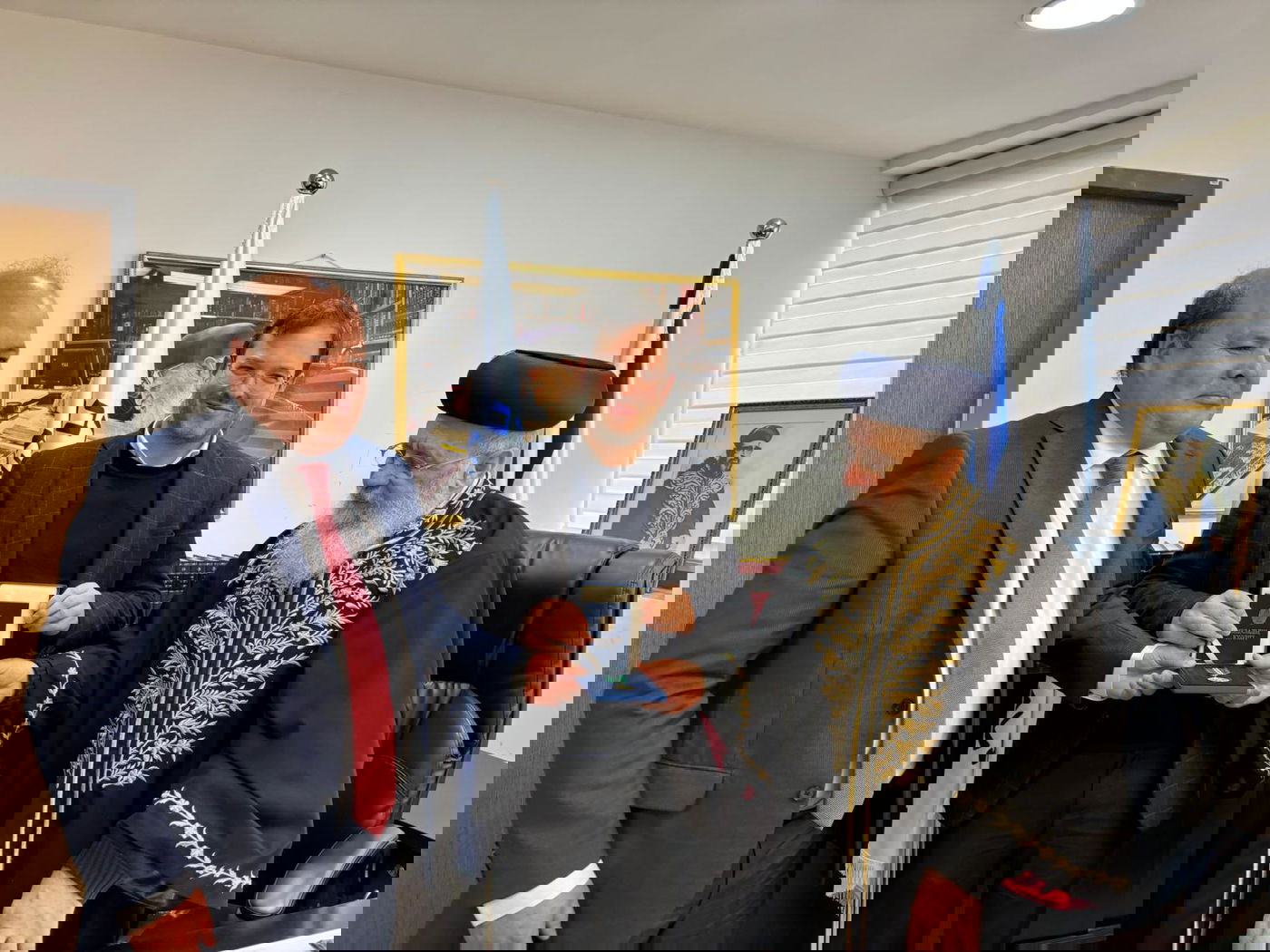 הראשל"צ הגאון רבי יצחק יוסף עם שלמה קוק והשגריר הקזחי