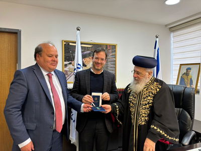 הראשל"צ הגאון רבי יצחק יוסף עם שלמה קוק והשגריר הקזחי