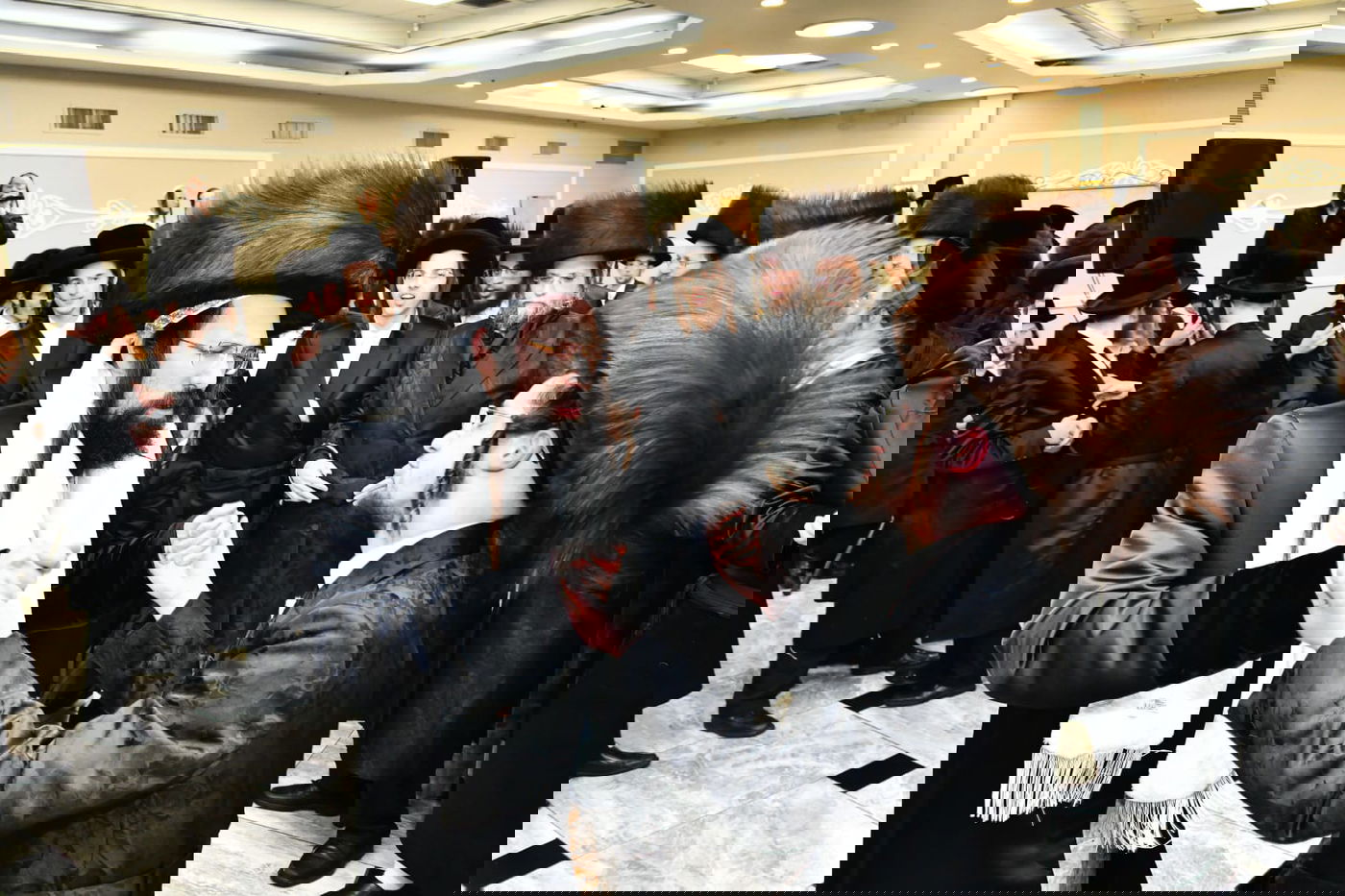 החתונה באירופה, החסידים חגגו עם החתן בארץ לקראת נסיעתו | תיעוד