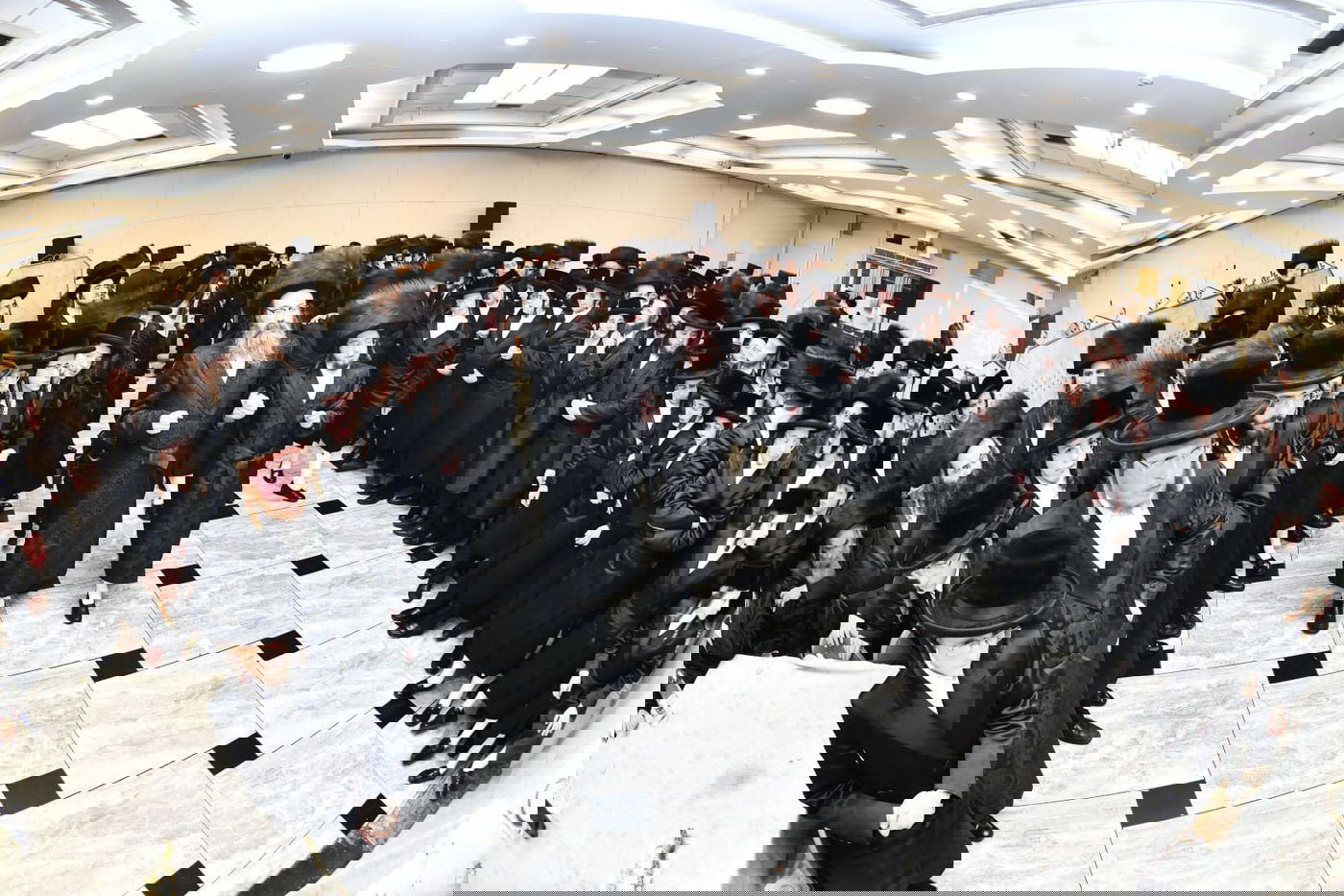 החתונה באירופה, החסידים חגגו עם החתן בארץ לקראת נסיעתו | תיעוד