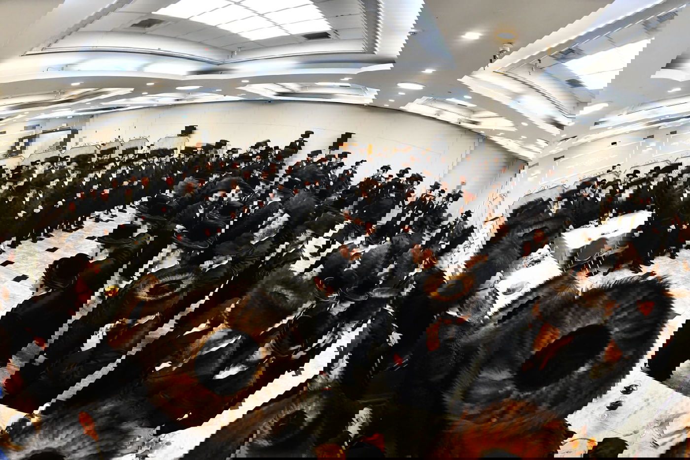 החתונה באירופה, החסידים חגגו עם החתן בארץ לקראת נסיעתו | תיעוד