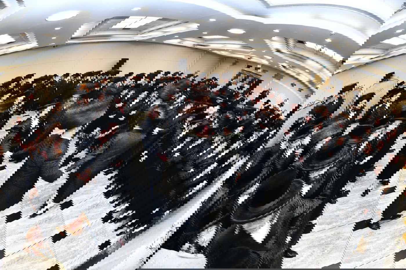 החתונה באירופה, החסידים חגגו עם החתן בארץ לקראת נסיעתו | תיעוד