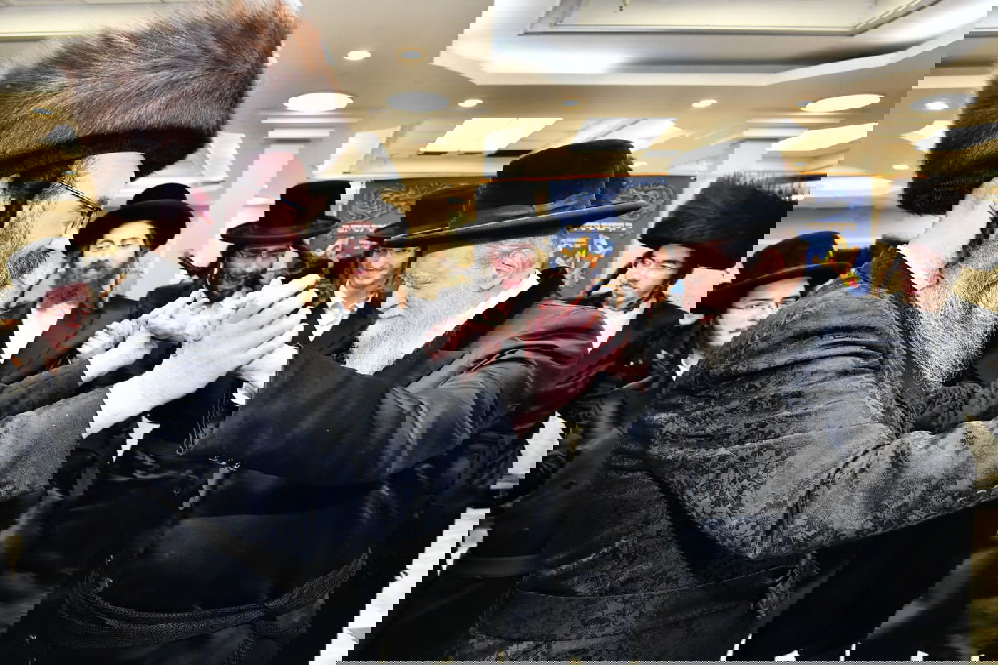 החתונה באירופה, החסידים חגגו עם החתן בארץ לקראת נסיעתו | תיעוד