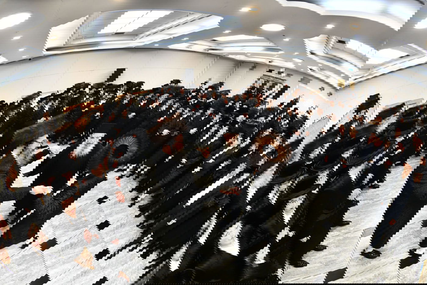 החתונה באירופה, החסידים חגגו עם החתן בארץ לקראת נסיעתו | תיעוד