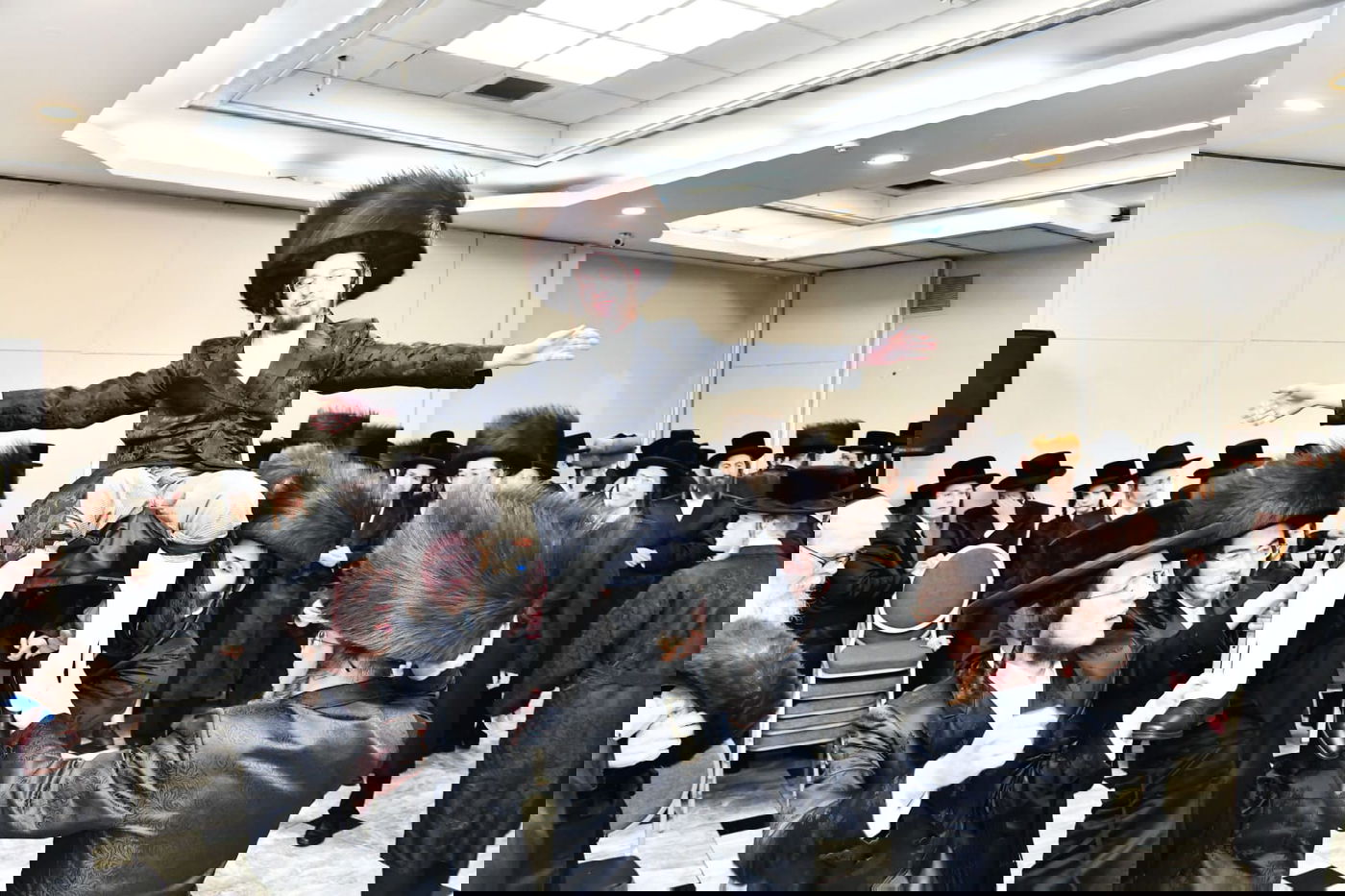 החתונה באירופה, החסידים חגגו עם החתן בארץ לקראת נסיעתו | תיעוד