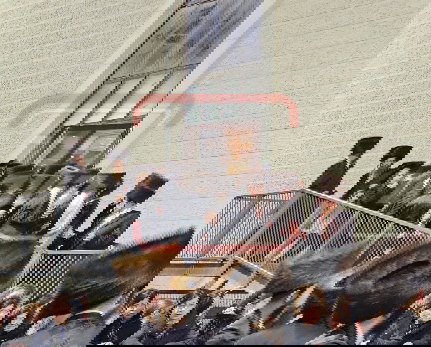 בעיצומם של ימי השבעה: האדמו"ר ליווה את נכדו לחופה | תיעוד בלעדי