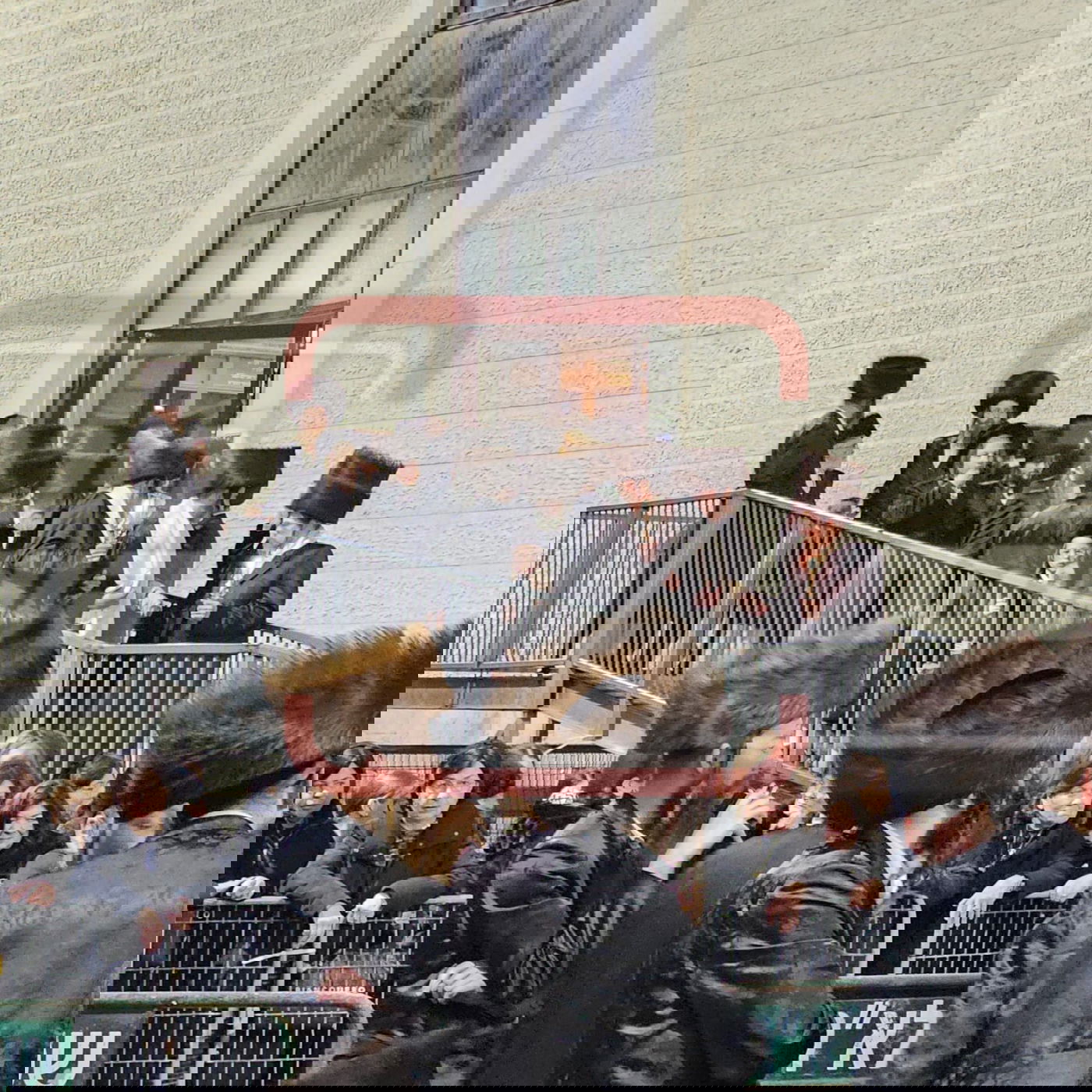 בעיצומם של ימי השבעה: האדמו"ר ליווה את נכדו לחופה | תיעוד בלעדי