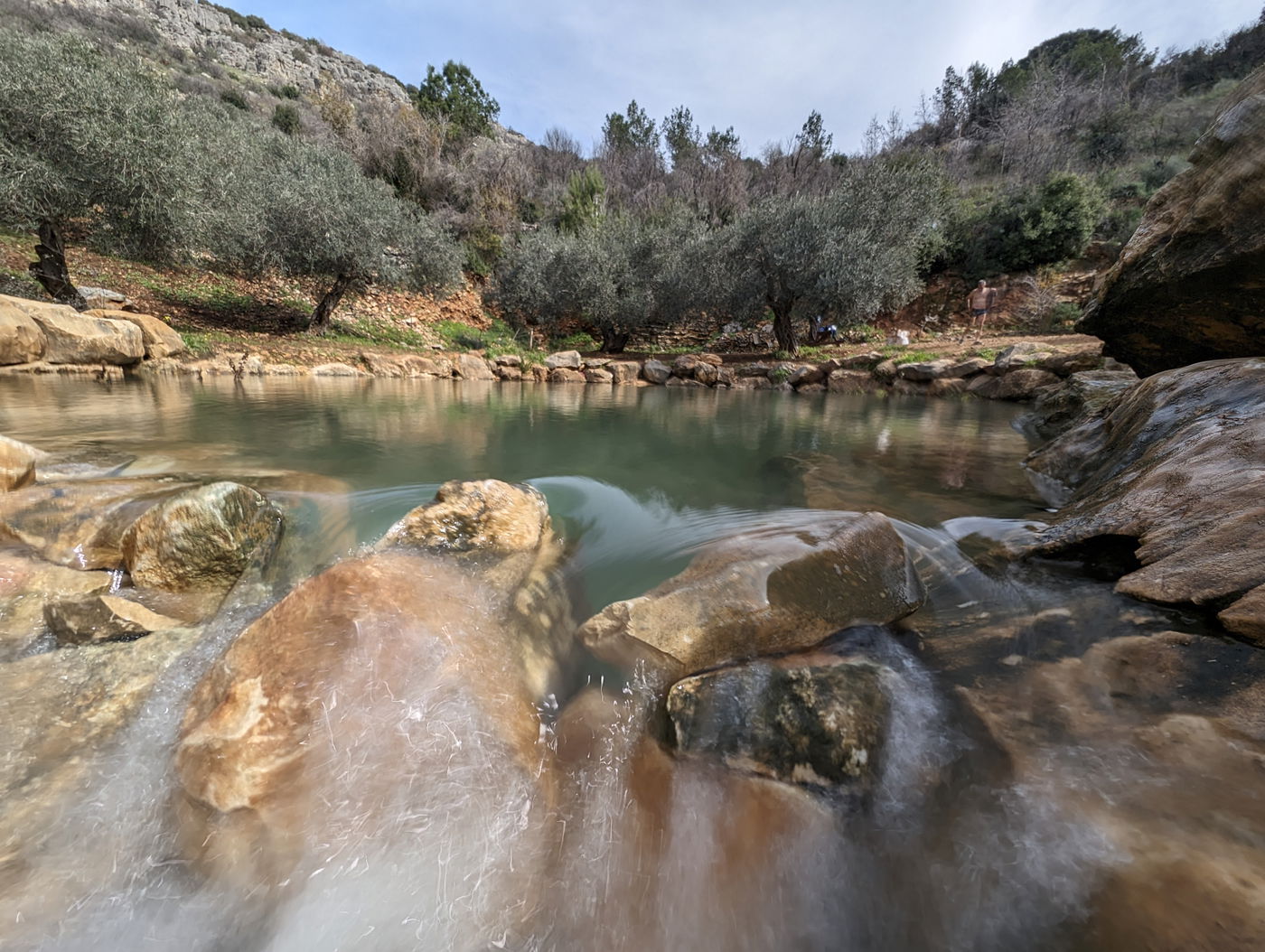 עין מַגְ'נוּנָה (עין יפעם)