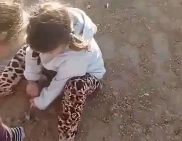 הילד העזתי מנסה לחפור באדמה