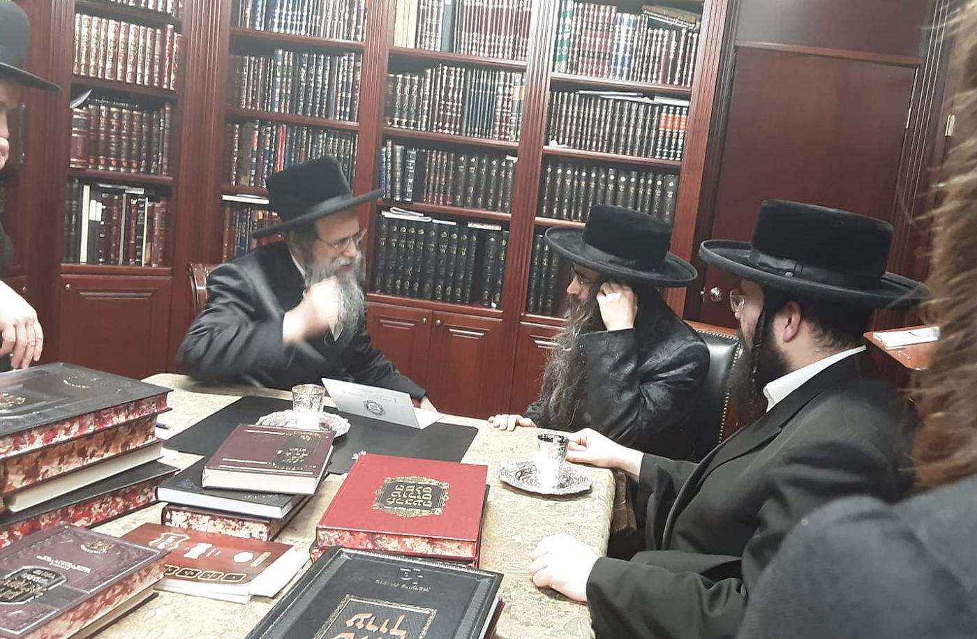 האדמו"ר מליזענסק מאנסי ישיא את בנו באולם החדש במאנרא