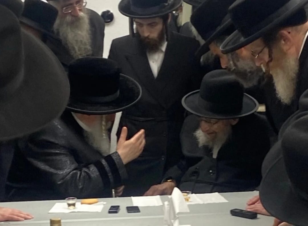 האדמו"ר והאב"ד נפגשו במעון הנופש במיאמי | תיעוד