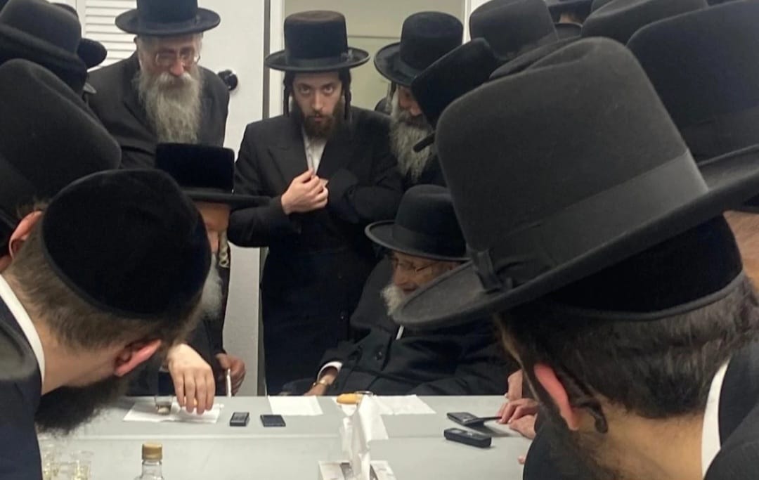 האדמו"ר והאב"ד נפגשו במעון הנופש במיאמי | תיעוד