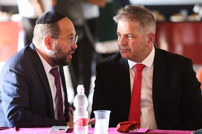 כותב השורות עם שר החינוך יואב קיש