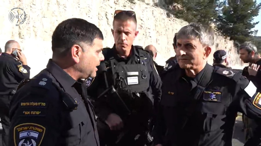 מפקד מחוז ש"י, ניצב עוזי לוי, ומפקד תחנת מעלה אדומים, סנ"צ יפתח אורי, מעדכנים מזירת הפיגוע