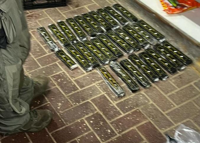 תושב בני ברק נמלט משוטרים ברחובות עיר התורה - וברשותו אותרו 29 לבנות חבלה 