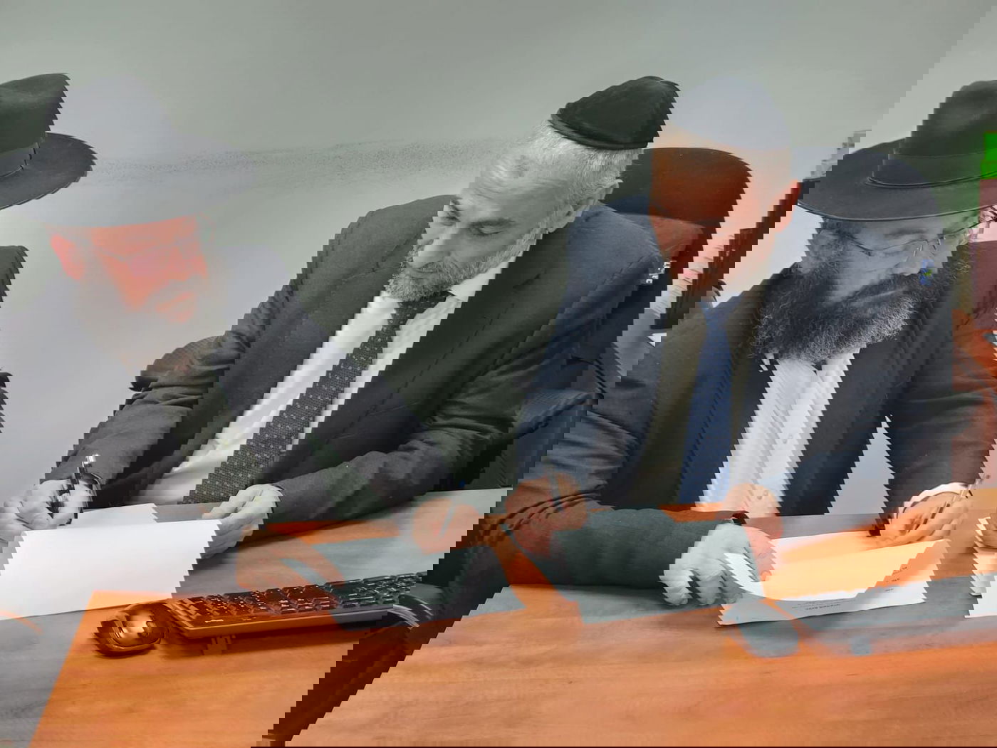 אבוטבול וכי טוב חותמים על הסכם באישון ליל