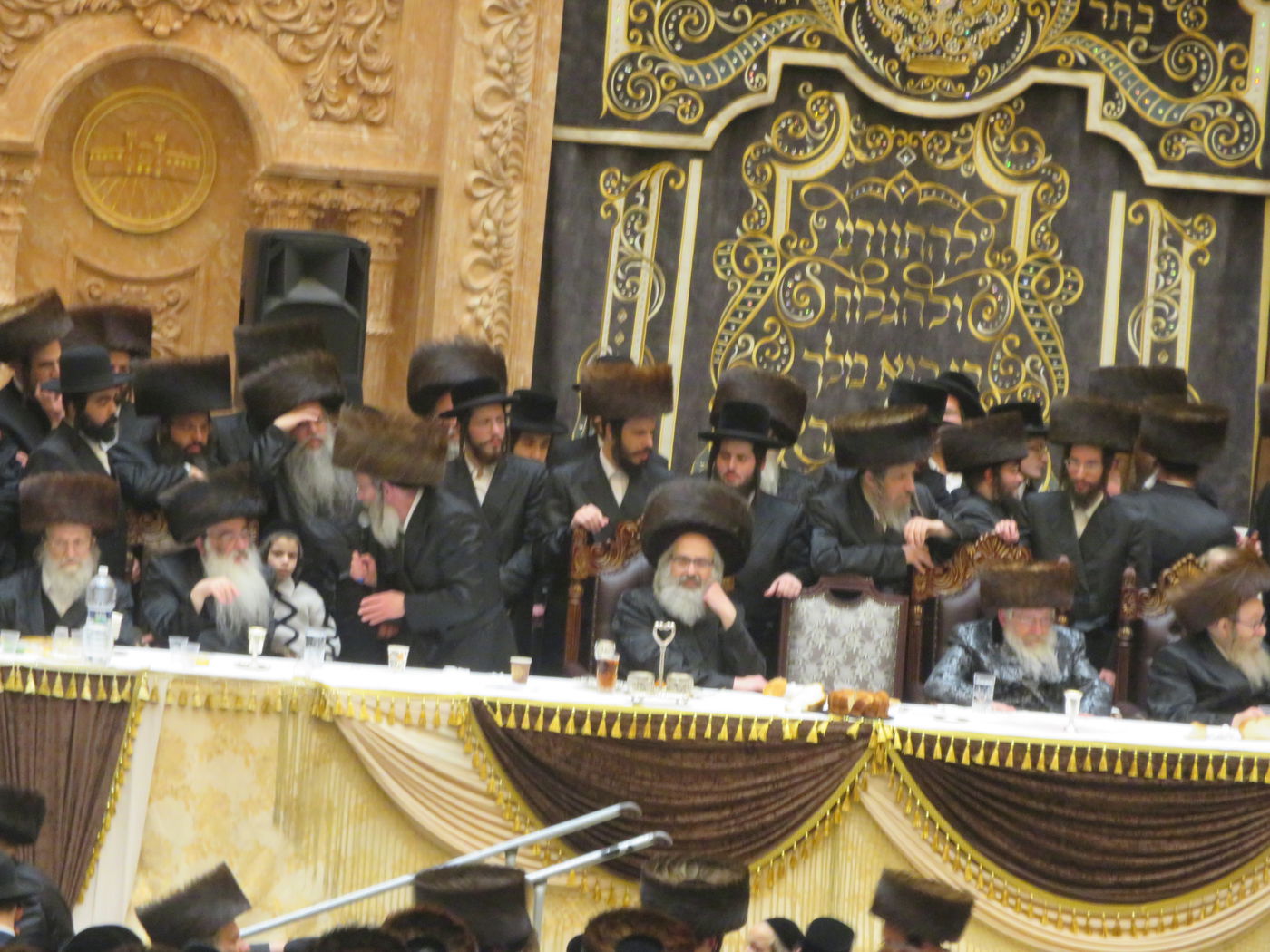 שבת בויז'ניץ: יארצייט לאדמו"ר, אבל על הרבנית ושבע ברכות