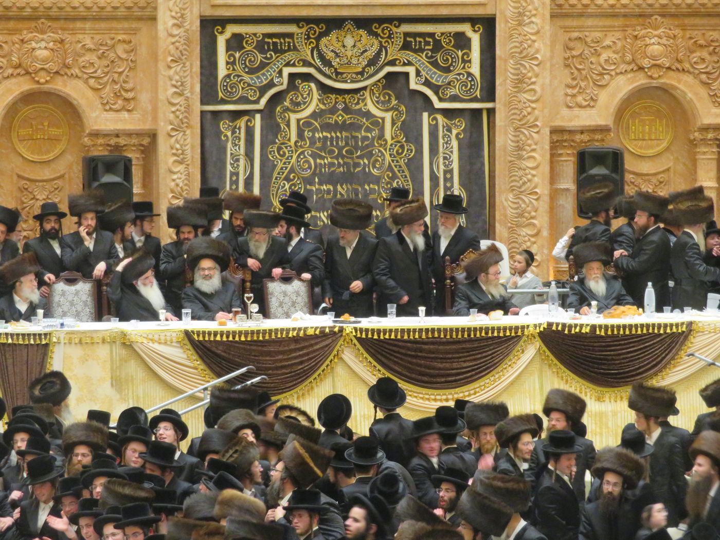 שבת בויז'ניץ: יארצייט לאדמו"ר, אבל על הרבנית ושבע ברכות