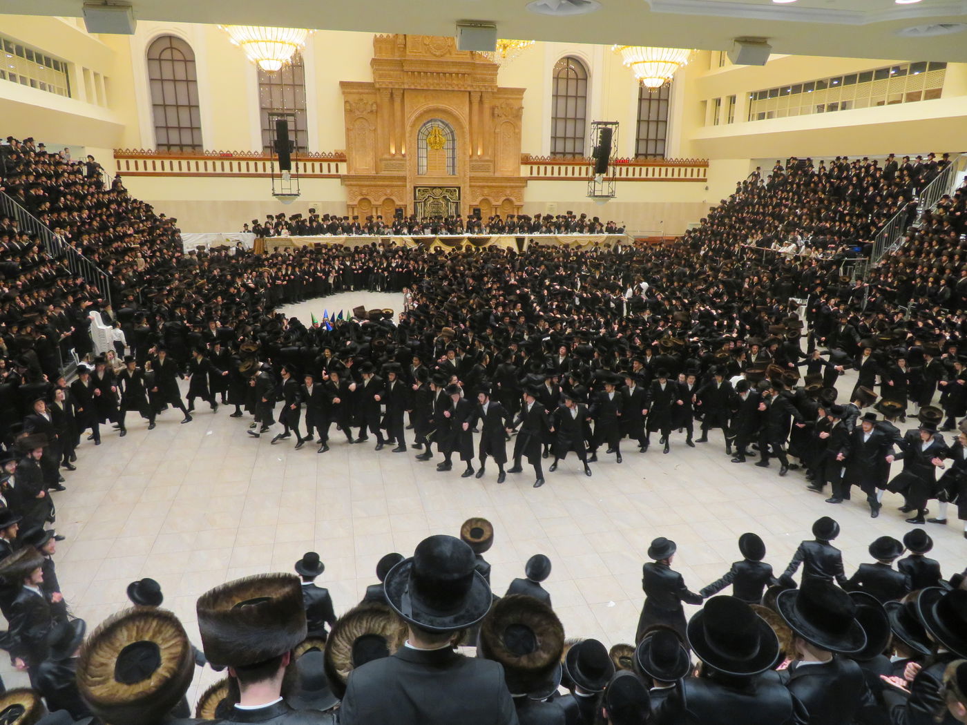 שבת בויז'ניץ: יארצייט לאדמו"ר, אבל על הרבנית ושבע ברכות