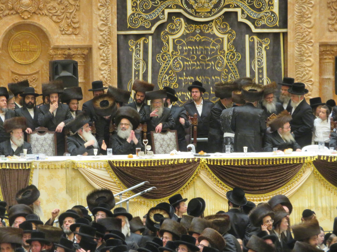 שבת בויז'ניץ: יארצייט לאדמו"ר, אבל על הרבנית ושבע ברכות