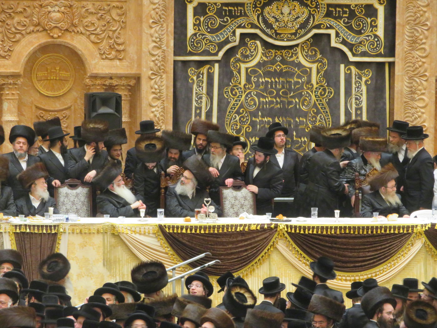 שבת בויז'ניץ: יארצייט לאדמו"ר, אבל על הרבנית ושבע ברכות