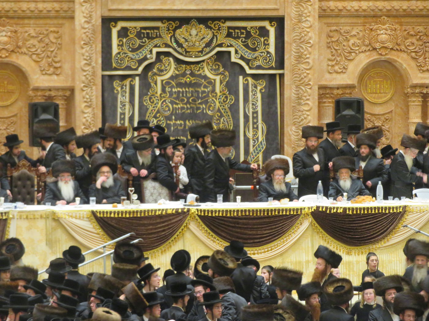 שבת בויז'ניץ: יארצייט לאדמו"ר, אבל על הרבנית ושבע ברכות