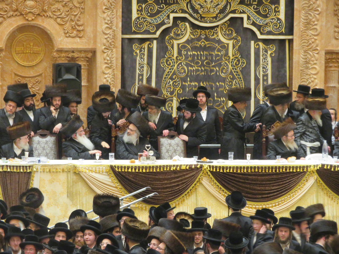 שבת בויז'ניץ: יארצייט לאדמו"ר, אבל על הרבנית ושבע ברכות