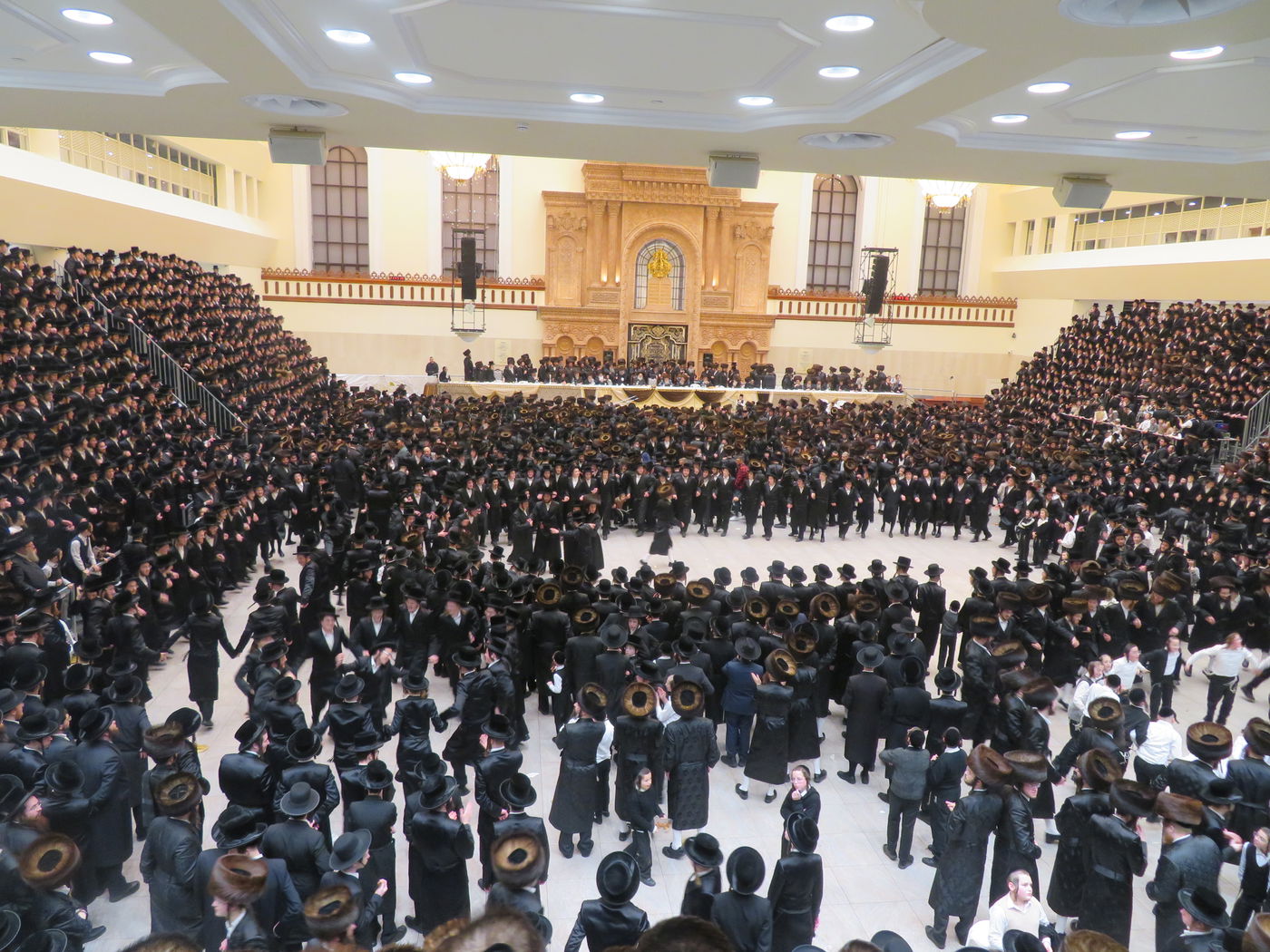 שבת בויז'ניץ: יארצייט לאדמו"ר, אבל על הרבנית ושבע ברכות