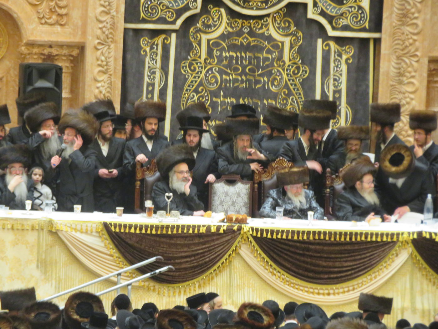 שבת בויז'ניץ: יארצייט לאדמו"ר, אבל על הרבנית ושבע ברכות