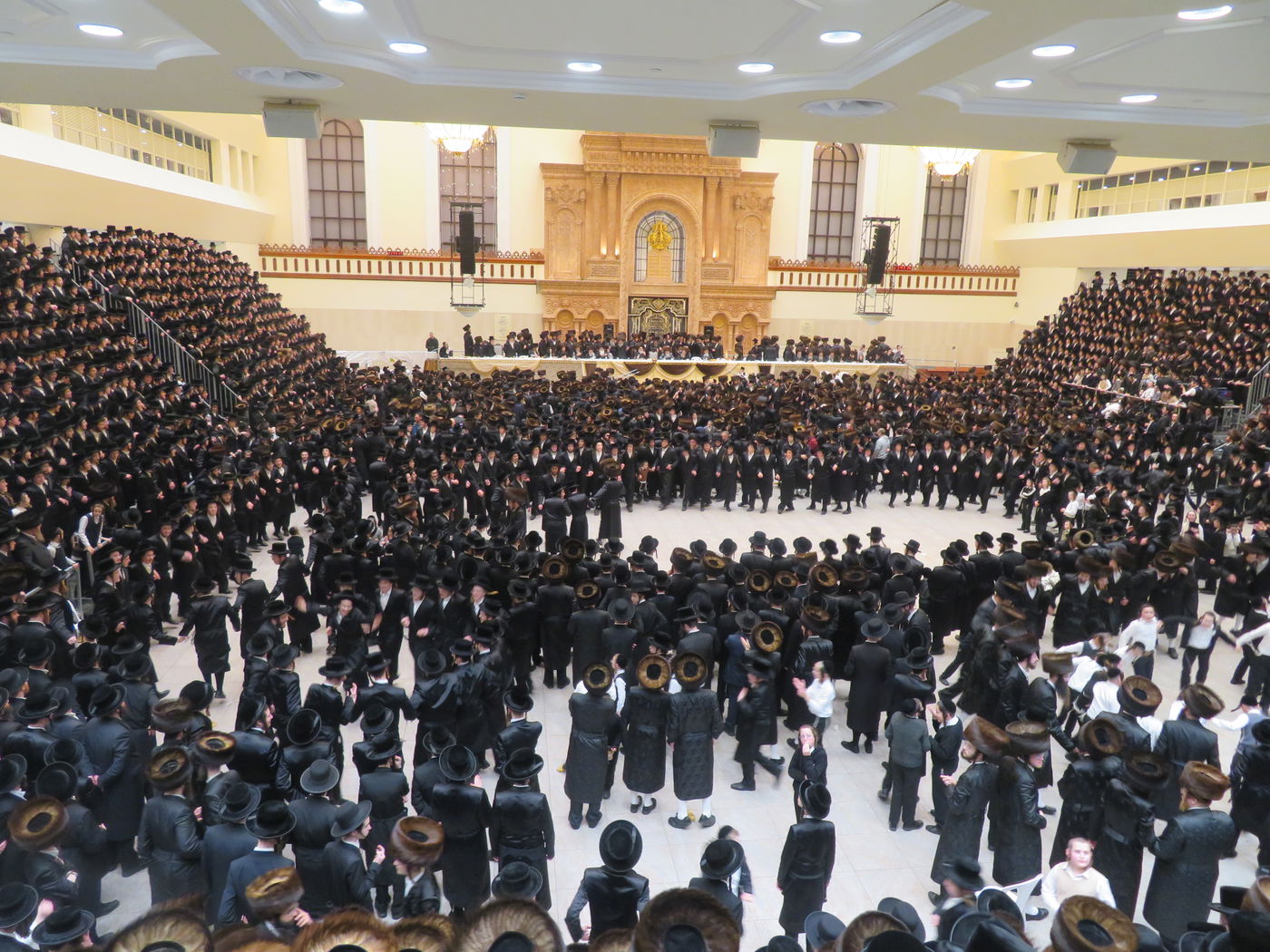 שבת בויז'ניץ: יארצייט לאדמו"ר, אבל על הרבנית ושבע ברכות