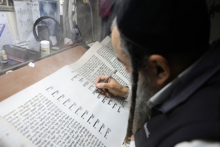 סופר הסת"ם מתכונן לפורים ושקוע בכתיבת מגילת אסתר
