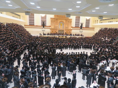 שבת בויז'ניץ: יארצייט לאדמו"ר, אבל על הרבנית ושבע ברכות