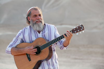 בעקבות החיילים: יהודה כ"ץ והמעגל בביצוע מחודש וסוחף: "אהבת חינם"