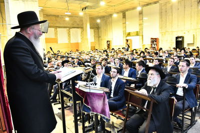 הגר"מ קוטלר מספיד בהיכל ישיבת בית מתתיהו במעמד ראש הישיבה הגר"צ ויסבקר