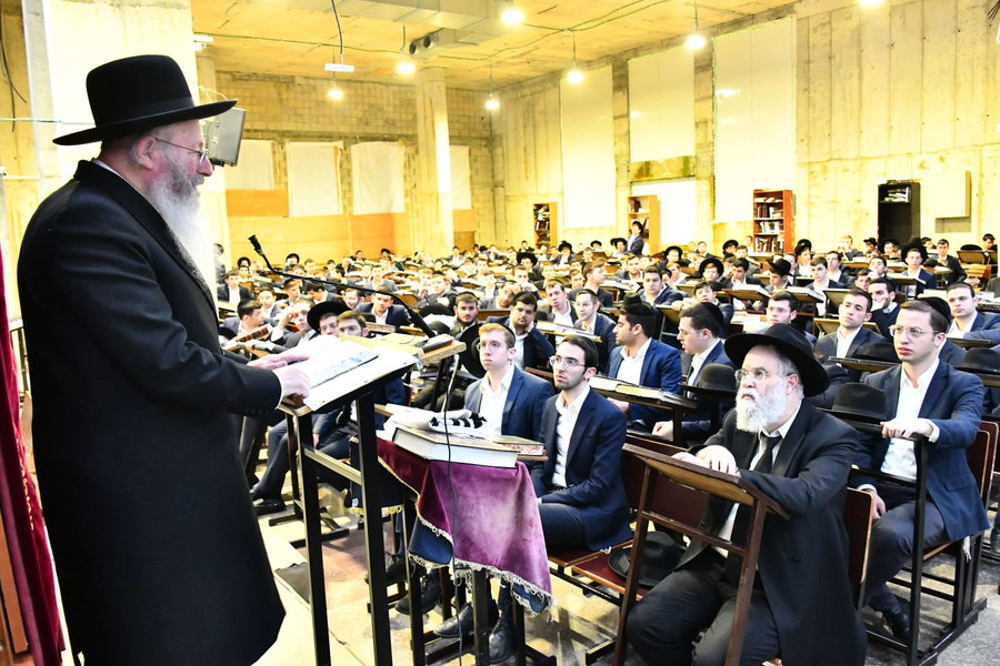 הגר"מ קוטלר מספיד בהיכל ישיבת בית מתתיהו במעמד ראש הישיבה הגר"צ ויסבקר
