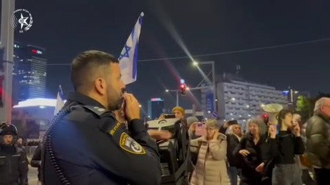 שוטרים מנסים להשליט סדר בהפגנה ברחוב קפלן בתל אביב