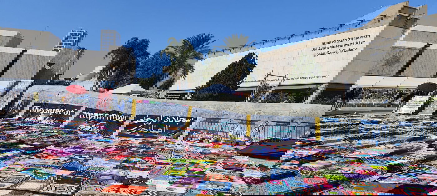 שטיח התקווה בכיכר החטופים בשלוש שפות של התיווך