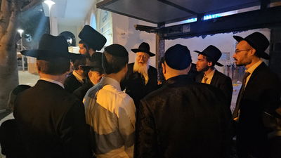 מנחם כרמל בזירת ההתפרעות בפרדס כץ