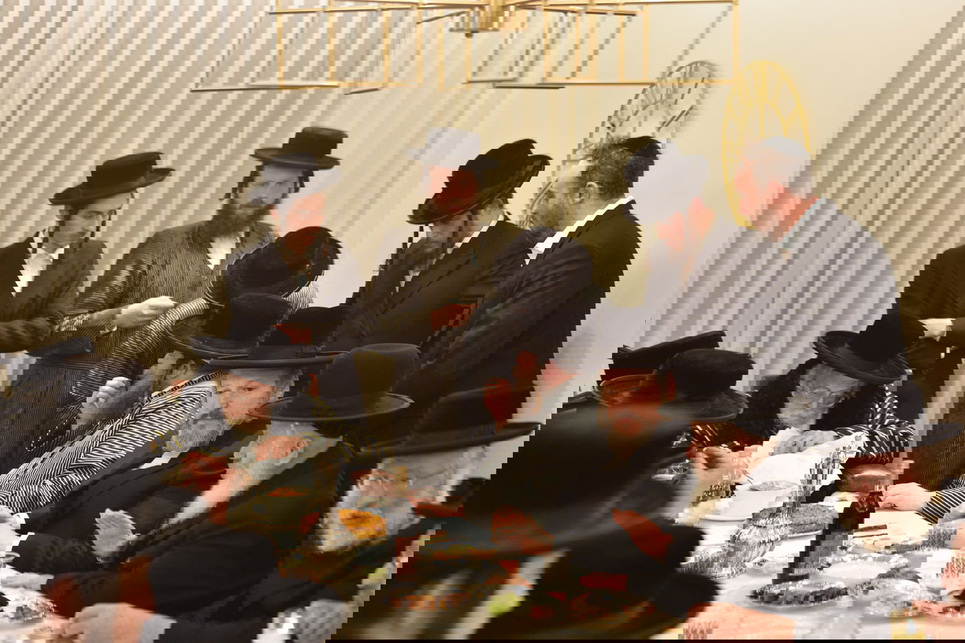 האדמו"ר מתולדות אברהם יצחק שבת בעיר החסידית | סיקור