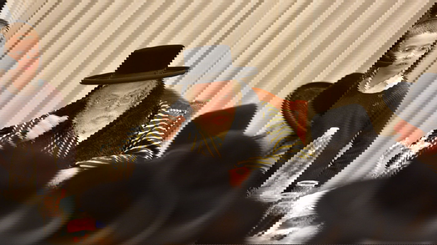 האדמו"ר מתולדות אברהם יצחק שבת בעיר החסידית | סיקור