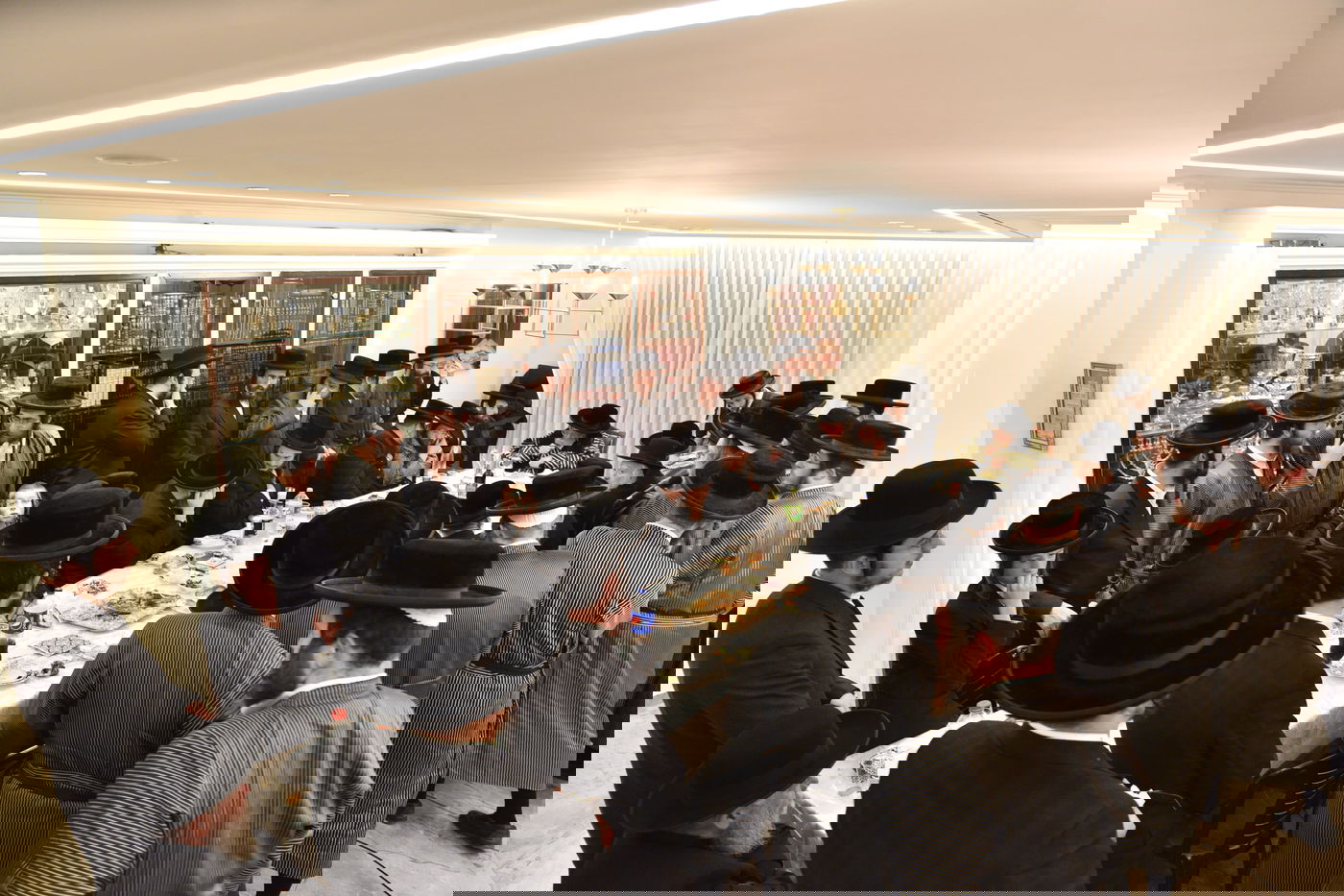 האדמו"ר מתולדות אברהם יצחק שבת בעיר החסידית | סיקור