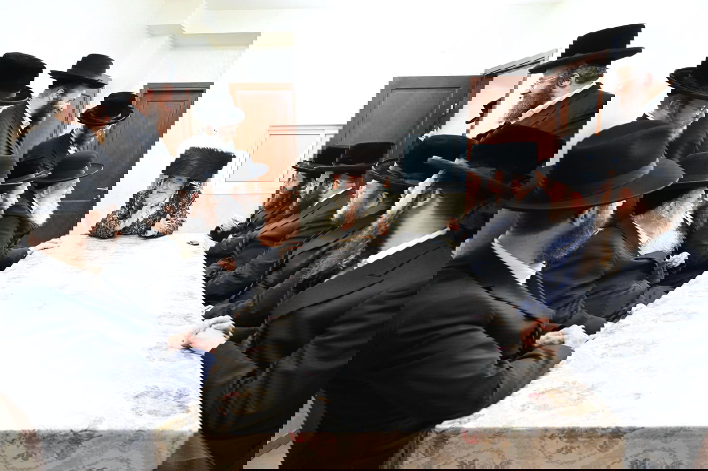 לאחר שקם מהשבעה: הרבי מויז'ניץ בירך את נציגי החסידות בביתו