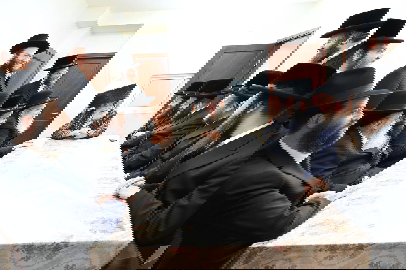 לאחר שקם מהשבעה: הרבי מויז'ניץ בירך את נציגי החסידות בביתו