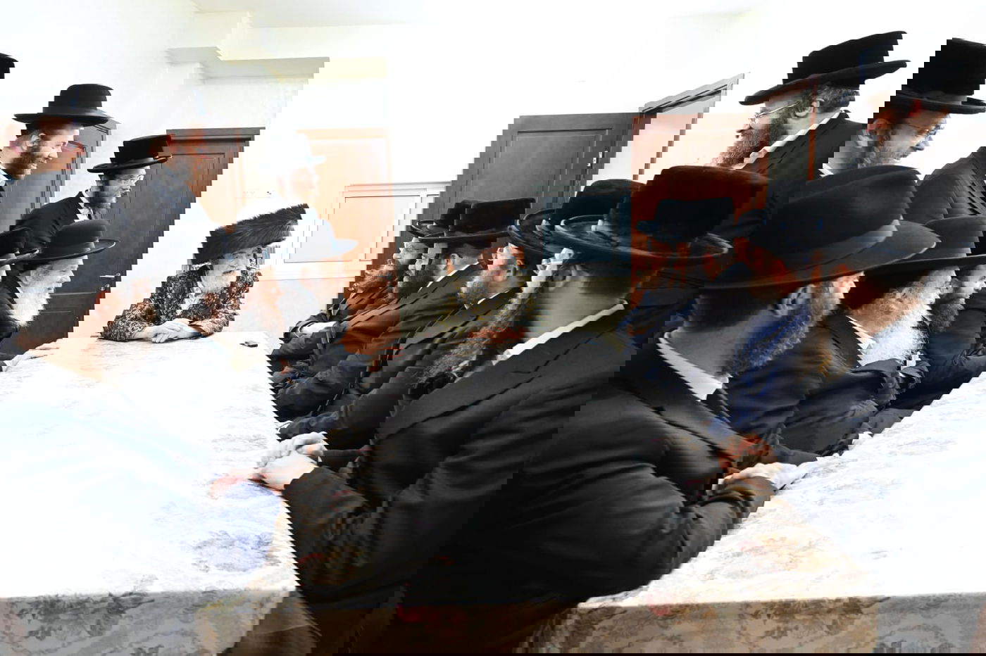 לאחר שקם מהשבעה: הרבי מויז'ניץ בירך את נציגי החסידות בביתו