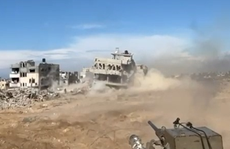 מבנה אחרי מבנה: צה"ל מפגיז את מעוזי המחבלים - והבניינים קורסים | צפו