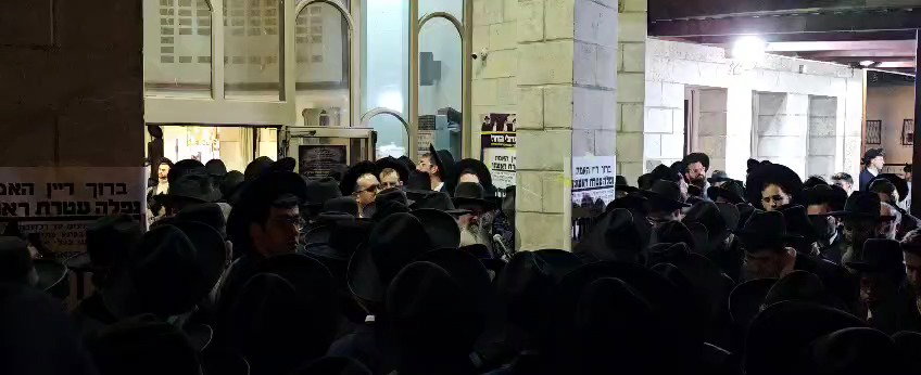 מסע ההלוויה של הגר"א אפללו זצ"ל בבית הכנסת מזרח שמש בבית שמש