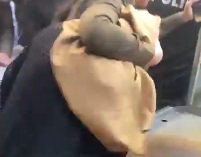 צפו: אישה בפקיסטן כמעט עברה לינץ' בגלל הדפסים על שמלה