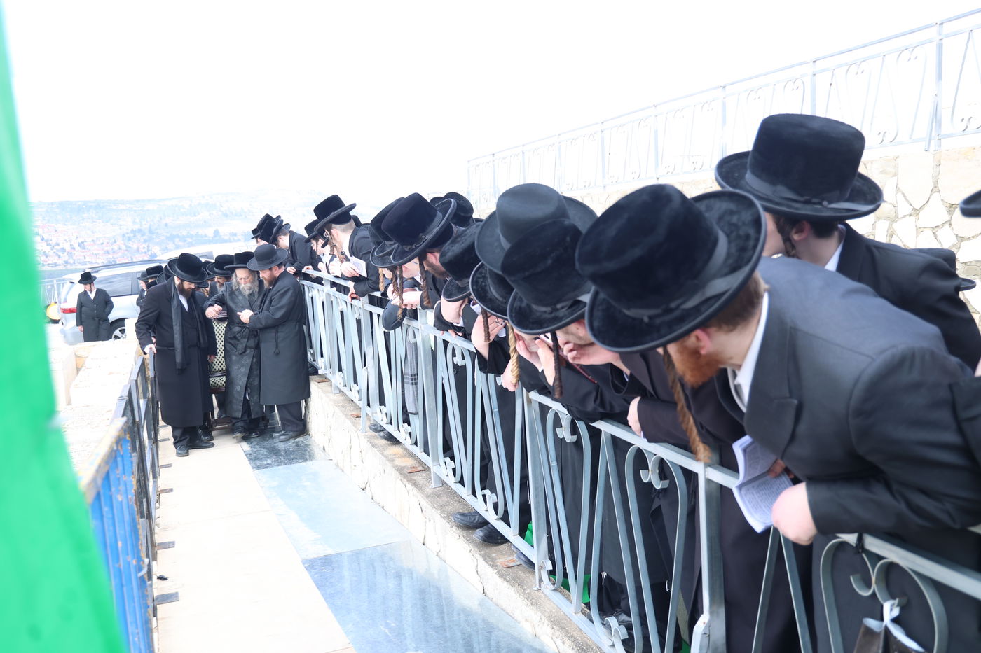 למרות חולשתו: האדמו"ר מערלוי עלה לציון אביו זצ"ל ביום ההילולה